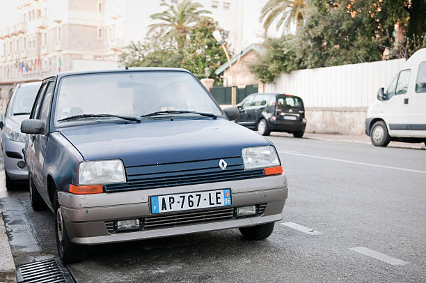 Coche viejo Renault 5 azul aparcado en la calle listo para vender