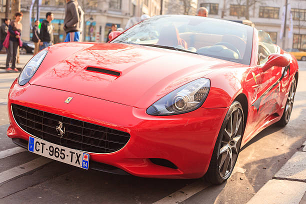 Ferrari rojo con matrícula francesa aparcado en una calle europea