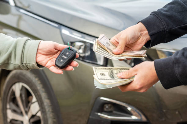Intercambio de llaves y dinero en la venta de un coche entre particulares