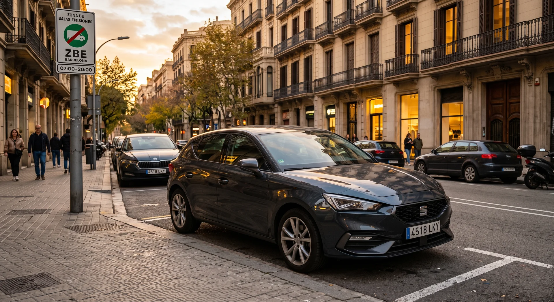 Coche diésel Seat León aparcado junto a señal de Zona de Bajas Emisiones en Barcelona